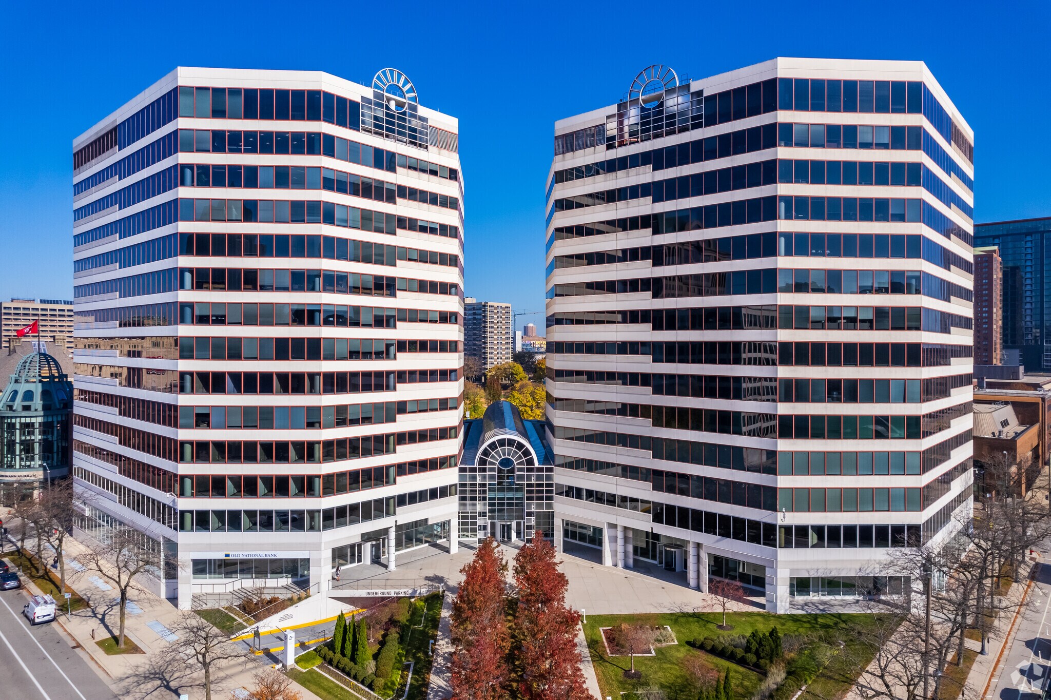 330 E Kilbourn Ave, Milwaukee, WI à louer Photo principale– Image 1 sur 39