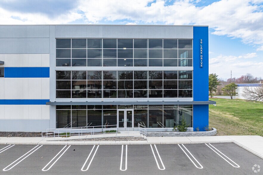 30 Lake Dr, East Windsor, NJ à vendre - Photo de l’immeuble – Image 3 sur 7