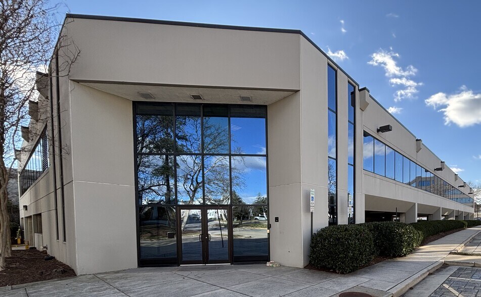 2730 Eisenhower Ave, Alexandria, VA à louer - Photo de l’immeuble – Image 3 sur 6