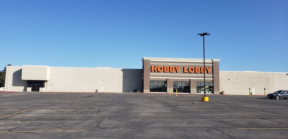 7946 Dodge St, Omaha, NE à louer - Photo de l’immeuble – Image 2 sur 2