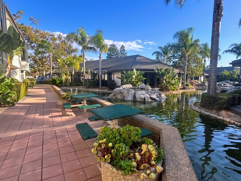 3151 Airway Ave, Costa Mesa, CA à louer - Photo de l’immeuble – Image 3 sur 3