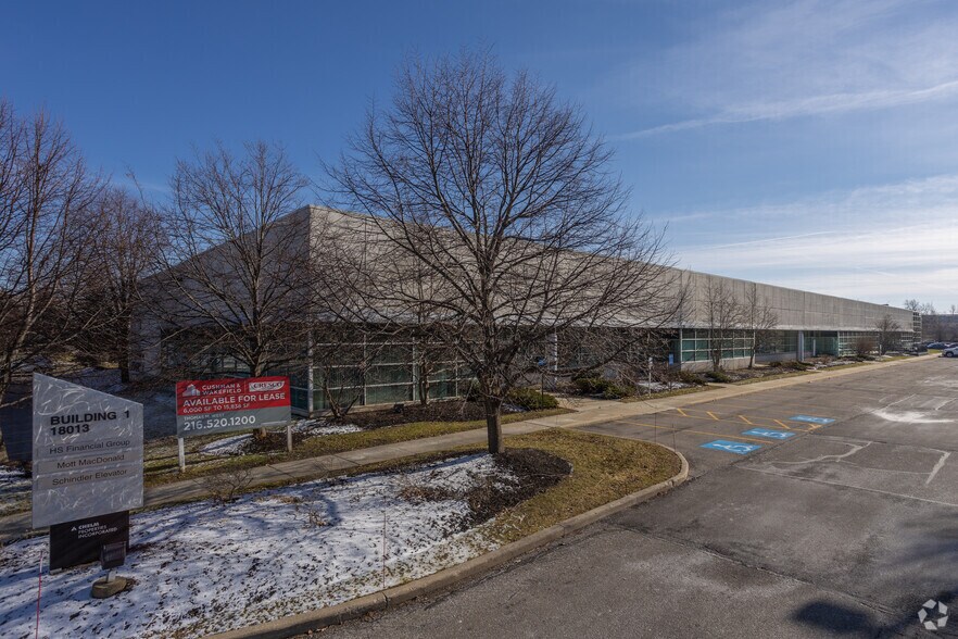 18013 Cleveland Pkwy Dr, Cleveland, OH à louer - Photo de l’immeuble – Image 2 sur 3