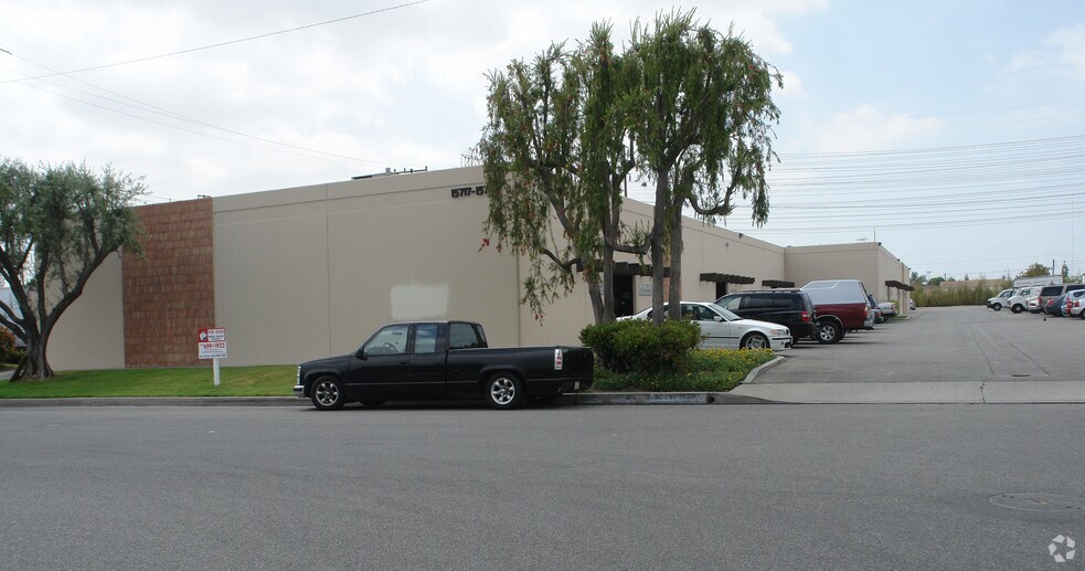15321-15323 Texaco Ave, Paramount, CA à louer - Photo de l’immeuble – Image 3 sur 4