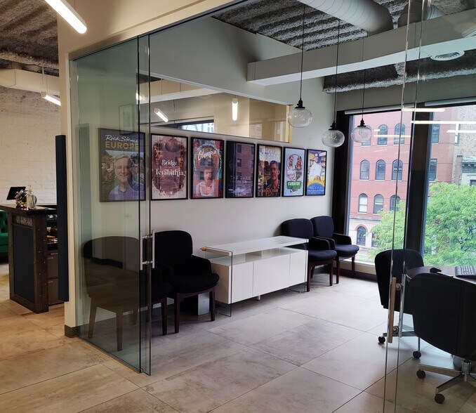 747 N LaSalle St, Chicago, IL à louer - Photo de l’immeuble – Image 3 sur 3