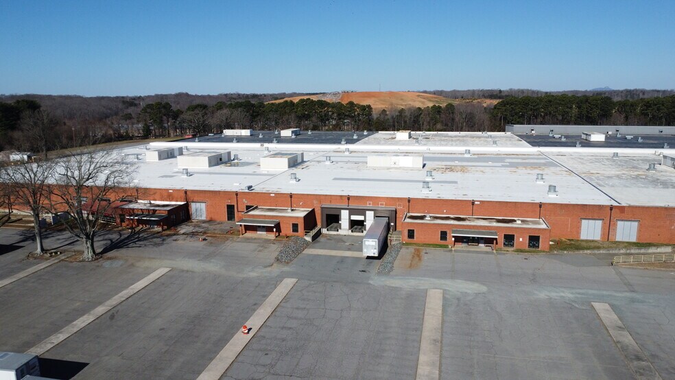 401 W Hanes Mill Rd, Winston-Salem, NC à louer - Photo de l’immeuble – Image 3 sur 8