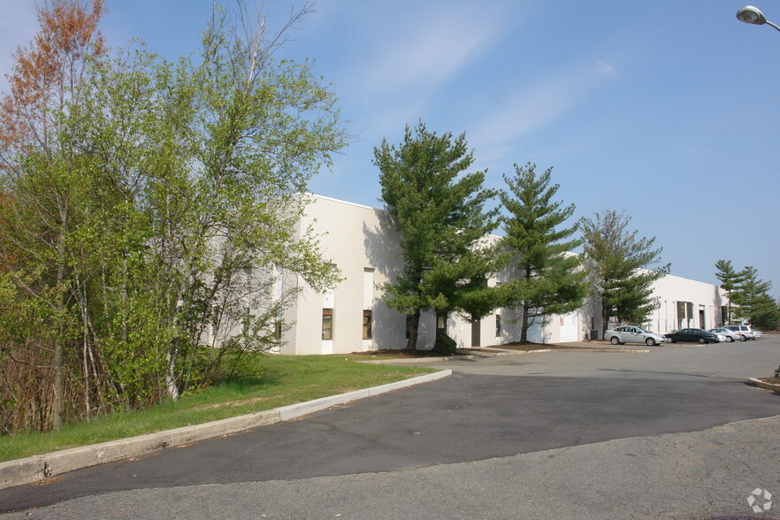 3 Joanna Ct, East Brunswick, NJ à louer - Photo de l’immeuble – Image 3 sur 7