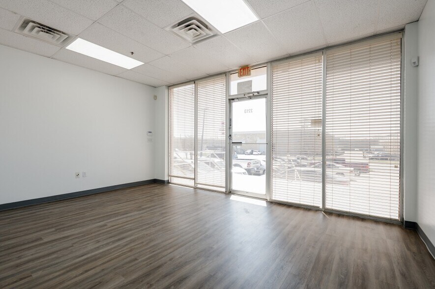 2205-2215 E Pioneer Dr, Irving, TX à louer - Photo intérieure – Image 2 sur 17