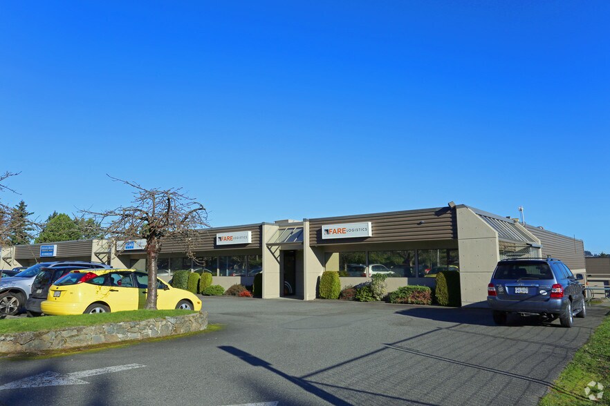 4223 Commerce Cir, Saanich, BC à louer - Photo de l’immeuble – Image 2 sur 4