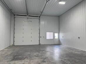 200 Greenfield Dr, Tiffin, IA à louer Photo intérieure– Image 2 sur 6