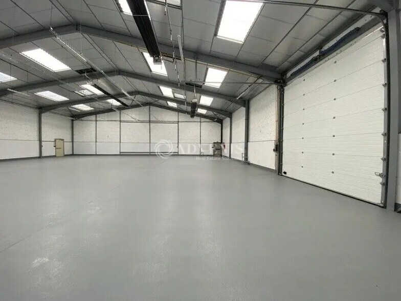 Local d’activités dans Ecquevilly à louer - Photo de l’immeuble – Image 1 sur 11