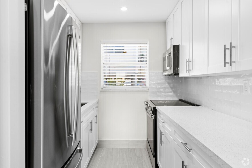 1355 W 44th Pl, Hialeah, FL à vendre - Photo intérieure – Image 2 sur 37