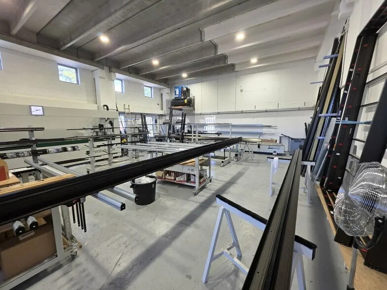 Industriel/Logistique dans Saint-Laurent-du-Var à louer - Photo de l’immeuble – Image 2 sur 8