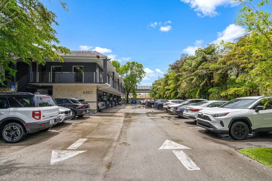 6330 Manor Ln, South Miami, FL à louer - Photo de l’immeuble – Image 1 sur 70