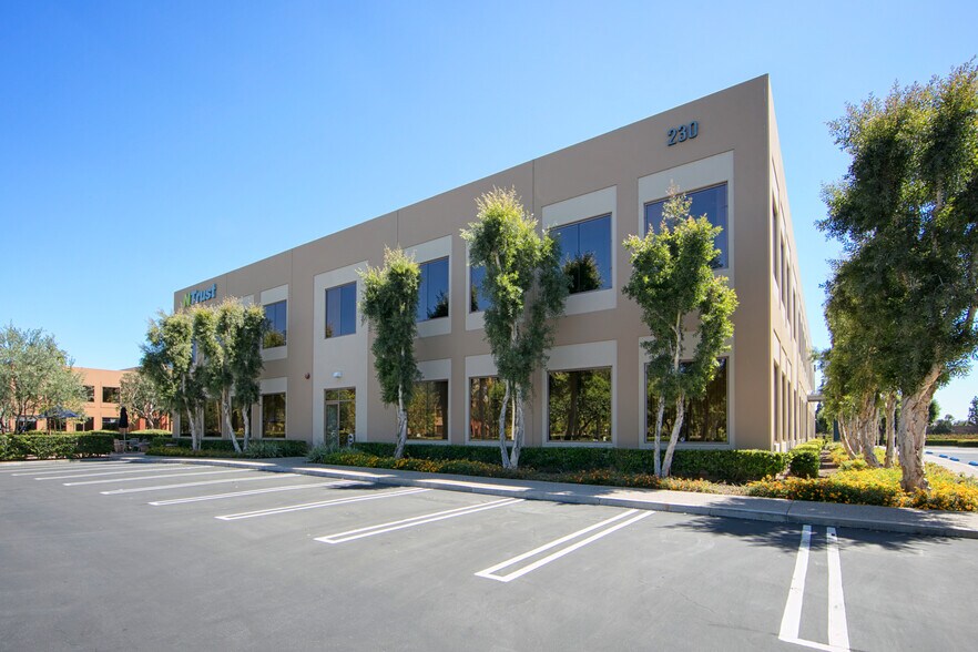 230 Commerce Dr, Irvine, CA à louer - Photo de l’immeuble – Image 2 sur 5