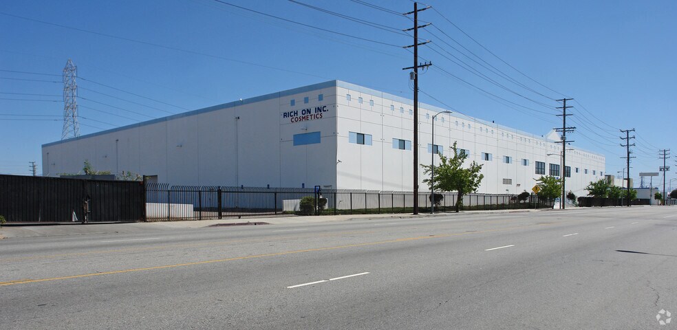 3051 Washington Blvd, Los Angeles, CA à louer - Photo de l’immeuble – Image 2 sur 3