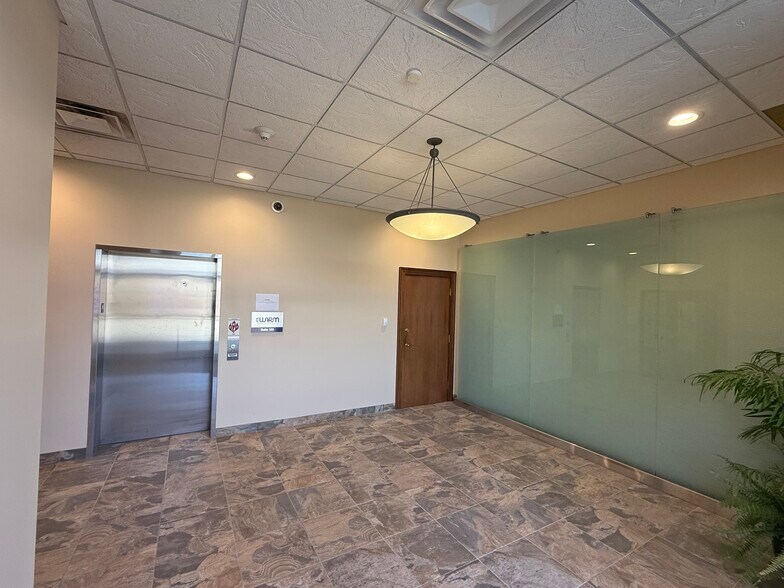1125 W 8th St, Cincinnati, OH à louer - Photo de l’immeuble – Image 2 sur 7