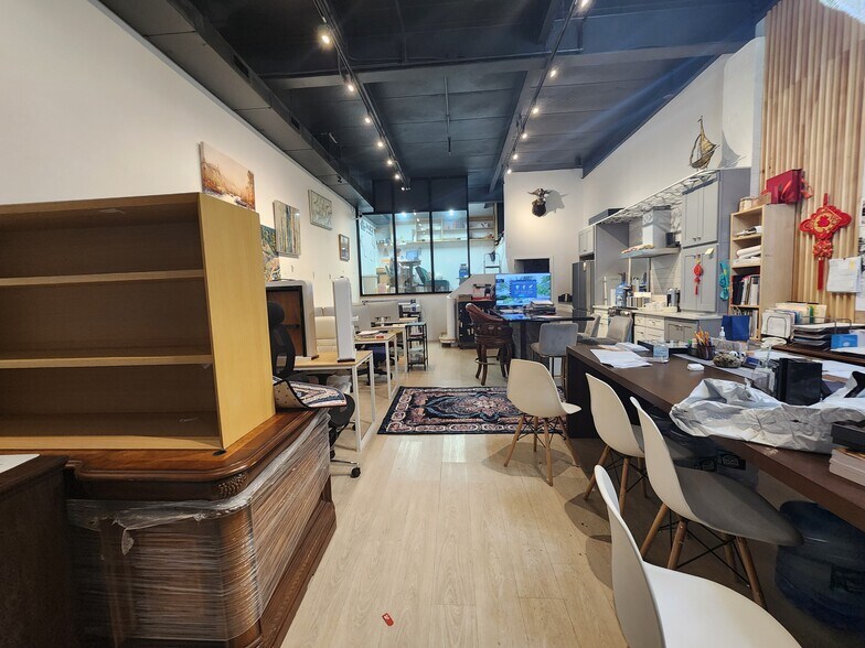 80-12 51st Ave, Elmhurst, NY à vendre - Photo de l’immeuble – Image 3 sur 11