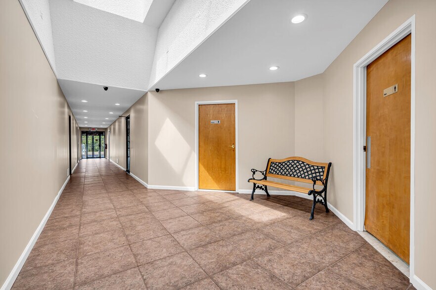 75 Lacey Rd, Whiting, NJ à louer - Photo intérieure – Image 2 sur 48