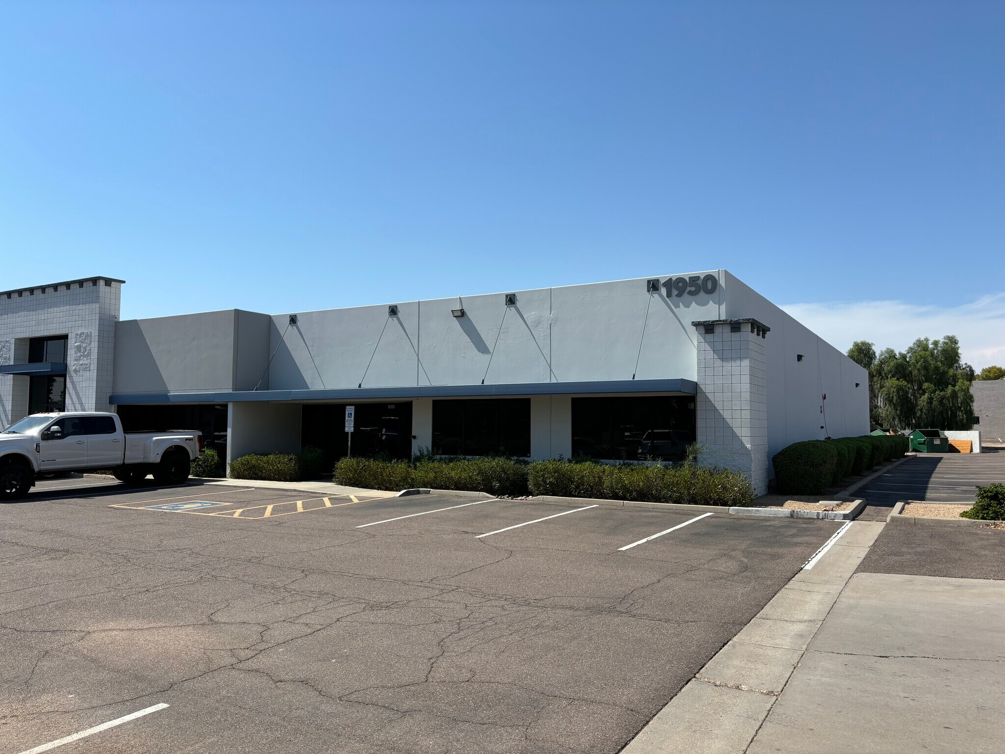 1950 W Rose Garden Ln, Phoenix, AZ à louer Photo principale– Image 1 sur 4