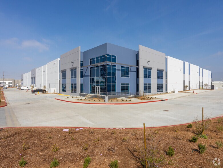 10855 Cherry Ave, Fontana, CA à louer - Photo de l’immeuble – Image 2 sur 11