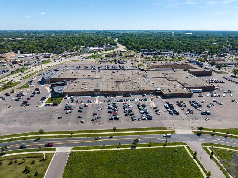 1400 Madison Ave, Mankato, MN à louer - Photo de l’immeuble – Image 2 sur 3