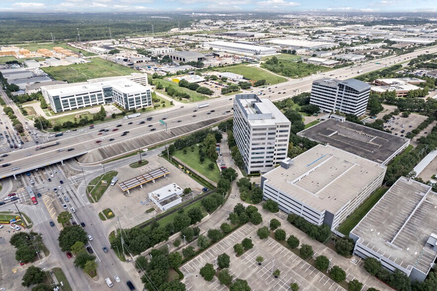 4424 W Sam Houston Pky N, Houston, TX à louer - Aérien – Image 2 sur 59