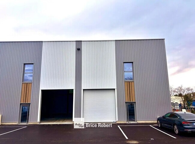 Plus de détails pour 153 Route De Brignais, Saint-Genis-Laval - Bureau, Local d'activités à louer