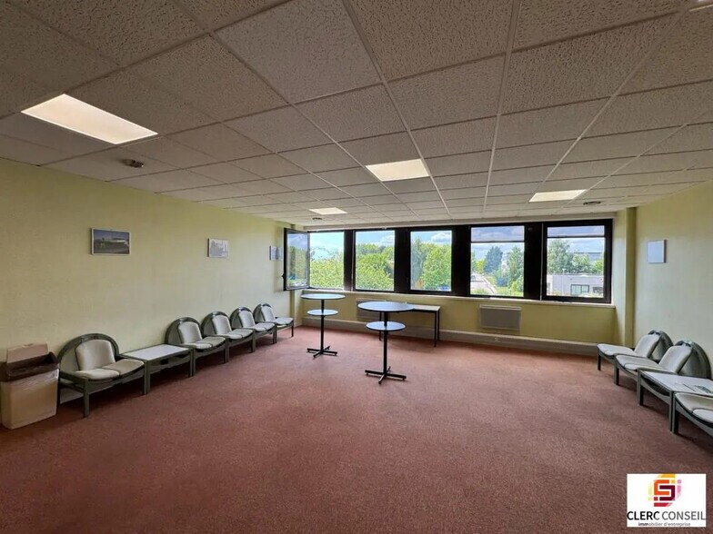 Bureau dans Mont-Saint-Aignan à vendre - Photo de l’immeuble – Image 2 sur 30