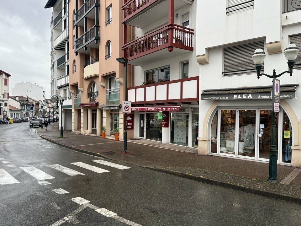 Local commercial dans Saint Jean De Luz à louer Photo de l’immeuble– Image 1 sur 3