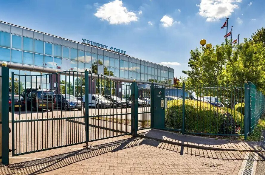 Oakcroft Rd, Chessington à louer - Photo de l’immeuble – Image 1 sur 2