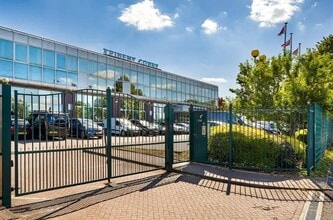 Oakcroft Rd, Chessington à louer Photo de l’immeuble– Image 1 sur 16