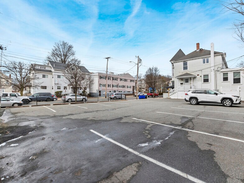 452 Pleasant St, Malden, MA à louer - Photo de l’immeuble – Image 3 sur 10
