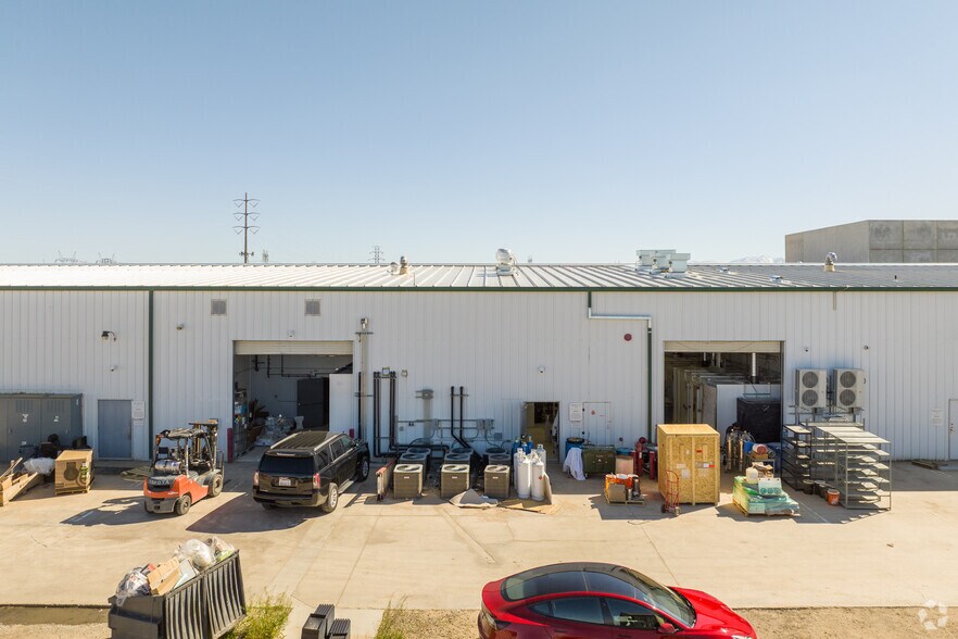 17130 Raccoon Ave, Adelanto, CA à louer - Photo de l’immeuble – Image 3 sur 7