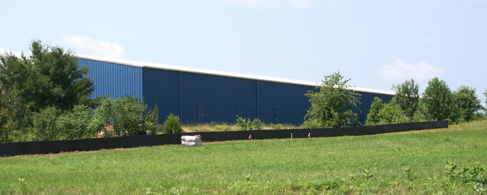166 Airport Dr, Westminster, MD à louer - Photo de l’immeuble – Image 3 sur 5