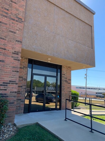 2440 S High St, Longview, TX à louer - Photo de l’immeuble – Image 3 sur 12