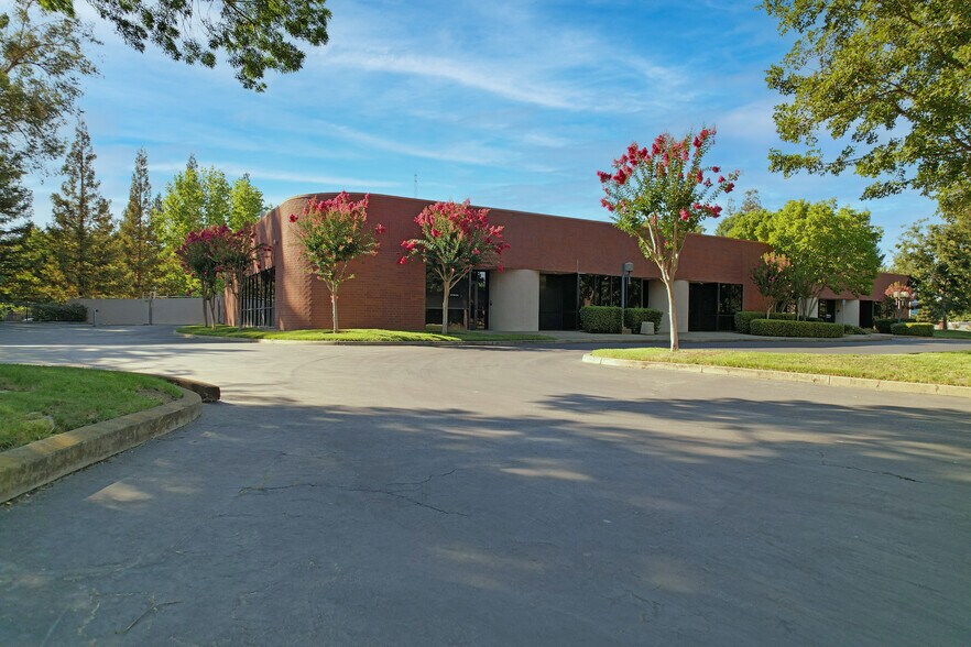 11181 Sun Center Dr, Rancho Cordova, CA à louer - Photo de l’immeuble – Image 1 sur 20
