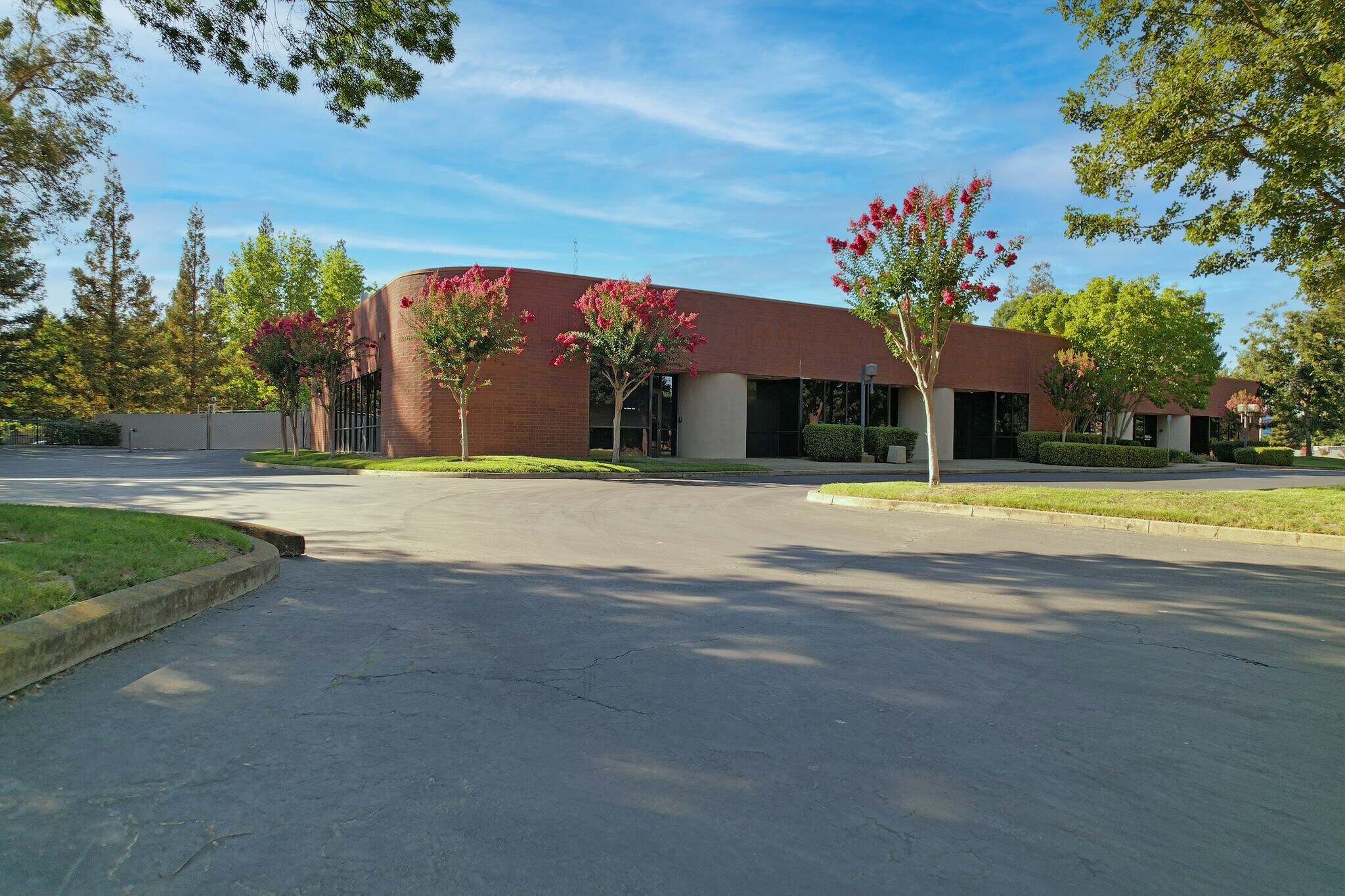 11181 Sun Center Dr, Rancho Cordova, CA à louer Photo de l’immeuble– Image 1 sur 21