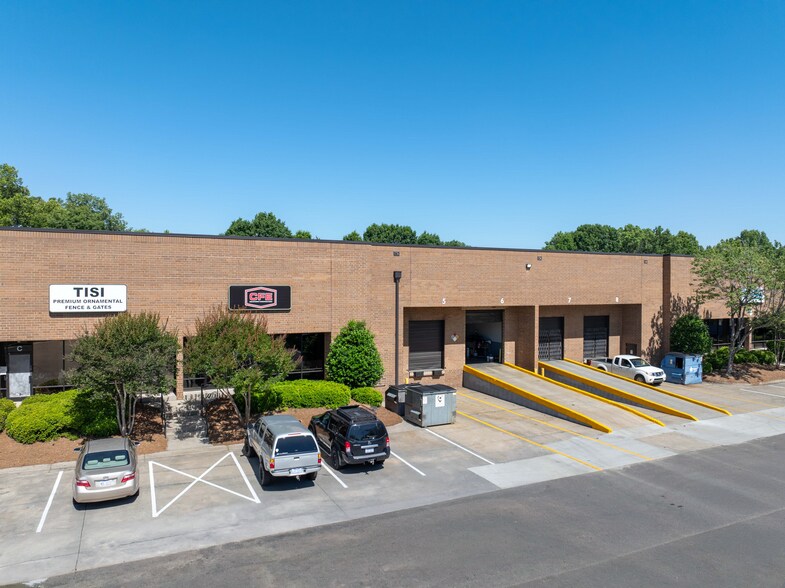 3400 Woodpark Blvd, Charlotte, NC à louer - Photo de l’immeuble – Image 1 sur 11