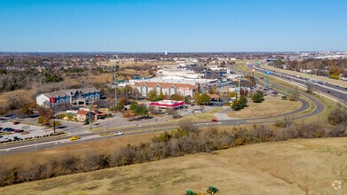 930 Ed Noble Pky, Norman, OK - VUE AÉRIENNE vue de carte