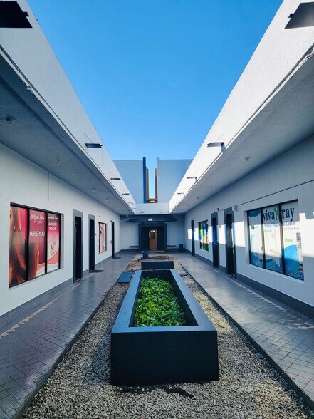 3700-3750 W 16th Ave, Hialeah, FL à louer - Photo de l’immeuble – Image 3 sur 11