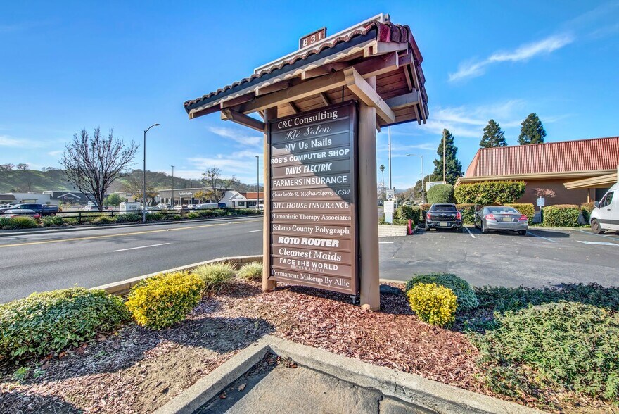 831 Alamo Dr, Vacaville, CA à louer - Photo de l’immeuble – Image 2 sur 5