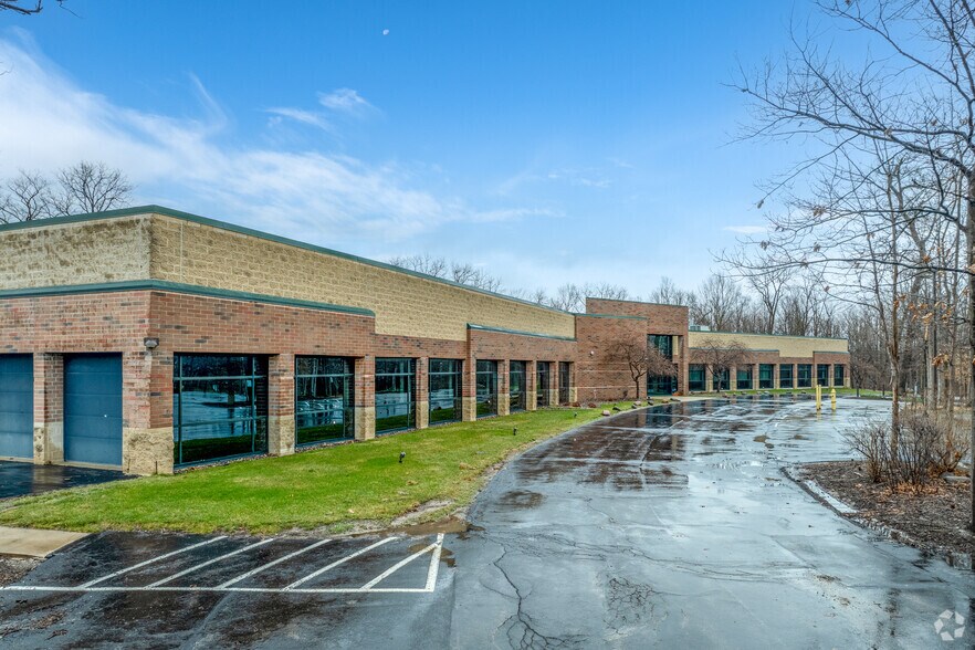 5445 S Westridge Dr, New Berlin, WI à vendre - Photo de l’immeuble – Image 2 sur 5