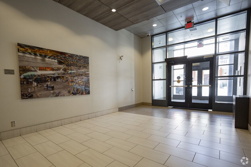 909 17 Ave SW, Calgary, AB à louer - Hall d’entrée – Image 3 sur 21