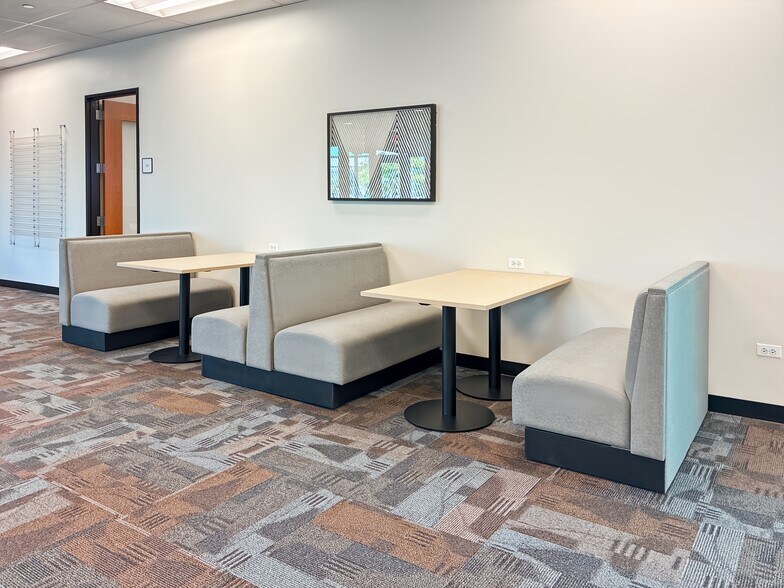 5400 Prairie Stone Pkwy, Hoffman Estates, IL à louer - Photo intérieure – Image 3 sur 30