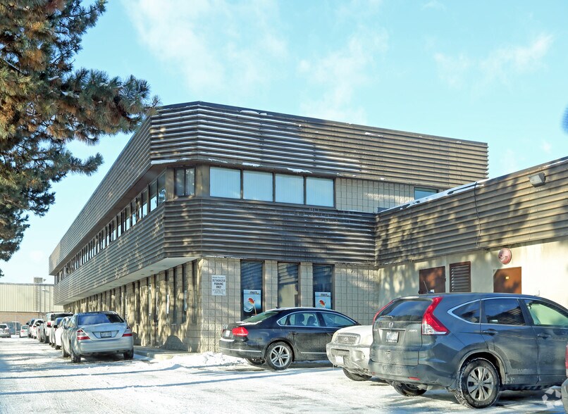 12 Upjohn Rd, Toronto, ON à louer - Photo de l’immeuble – Image 2 sur 9