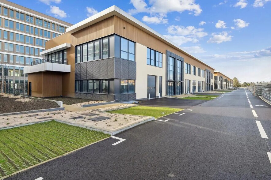 Local d’activités dans Nanterre à louer - Photo de l’immeuble – Image 1 sur 14