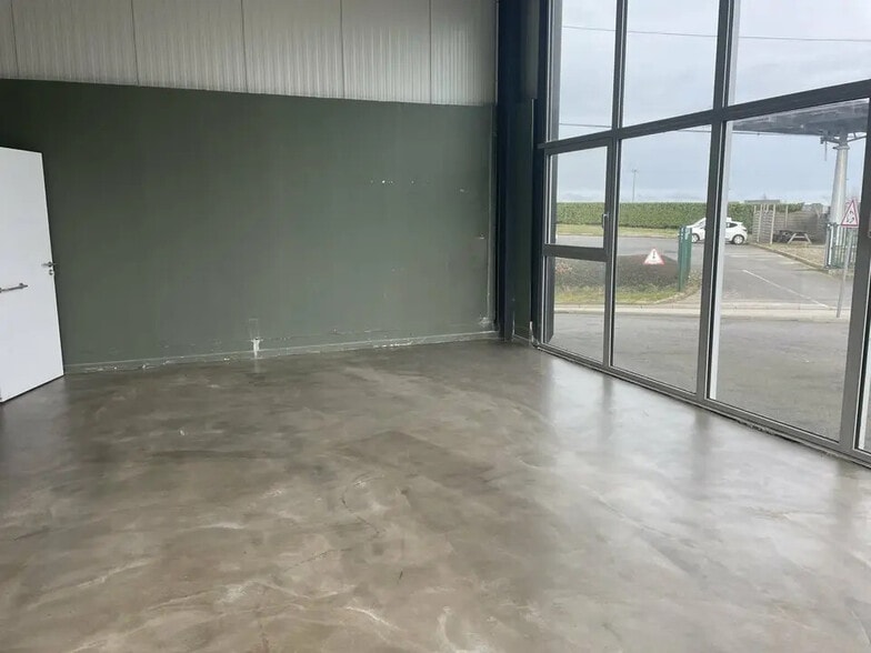 Local commercial dans Sainte-Sève à louer - Photo intérieure – Image 2 sur 3