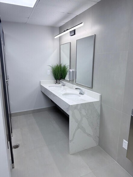 7819 N Dale Mabry Hwy, Tampa, FL à louer - Photo de l’immeuble – Image 3 sur 3