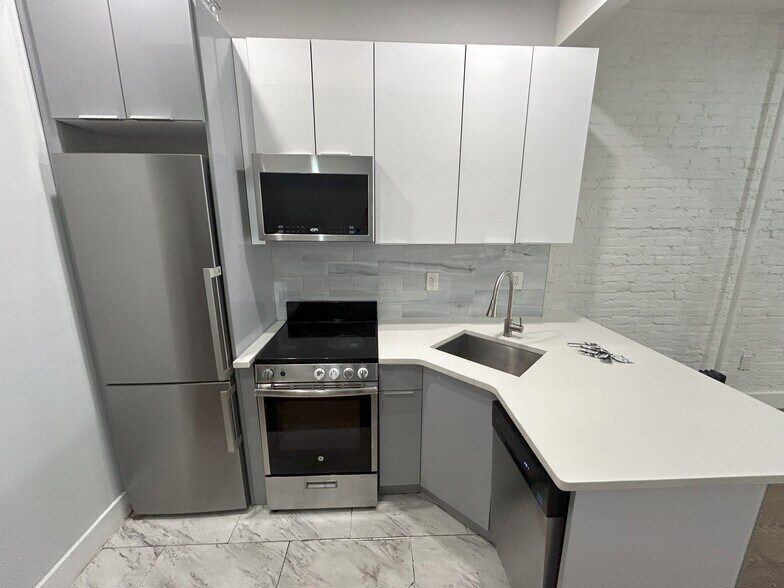 1641 Broadway, Brooklyn, NY à vendre - Photo de l’immeuble – Image 2 sur 19