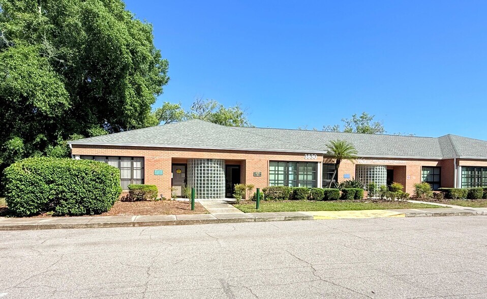 3830 Tampa Rd, Palm Harbor, FL à vendre - Photo de l’immeuble – Image 1 sur 12